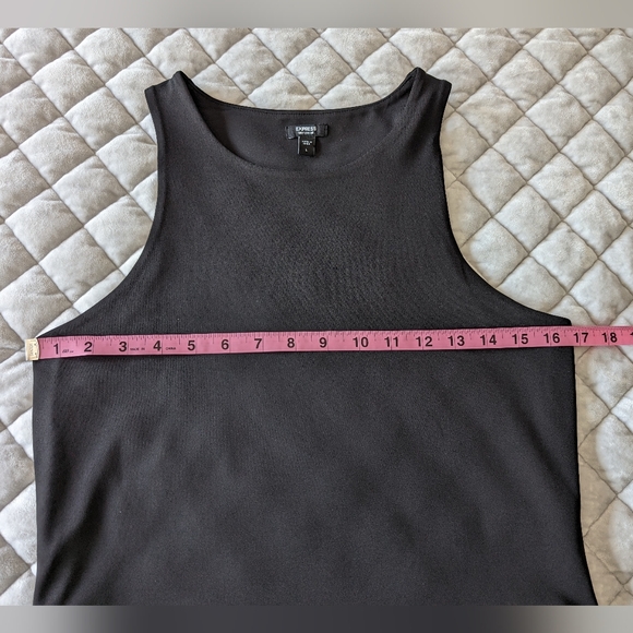 Express High Neck Body Contour crop tank, black, size large - Picture 4 of 5